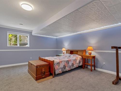 633 Middleton Way, Coldstream, BC - Indoor Photo Showing Bedroom