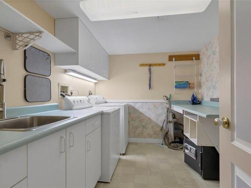 633 Middleton Way, Coldstream, BC - Indoor Photo Showing Laundry Room