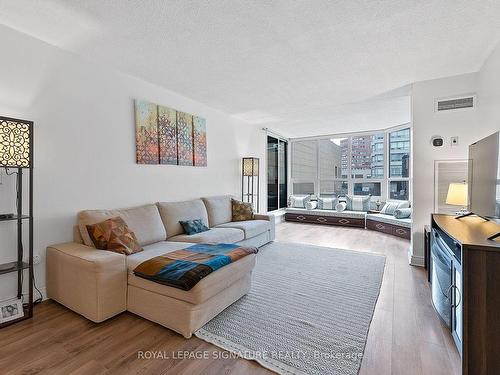 208-65 Spring Garden Ave, Toronto, ON - Indoor Photo Showing Living Room