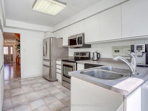 1821 Post Dr, Pickering, ON - Indoor Photo Showing Kitchen With Double Sink