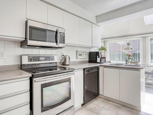 1821 Post Dr, Pickering, ON - Indoor Photo Showing Kitchen