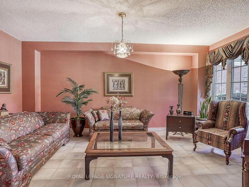 1821 Post Dr, Pickering, ON - Indoor Photo Showing Living Room