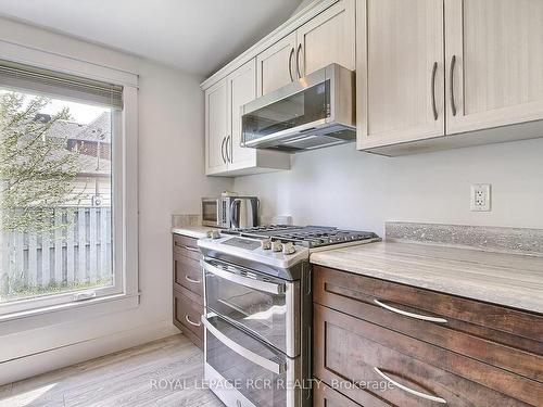 33 Oak Ave, East Gwillimbury, ON - Indoor Photo Showing Kitchen