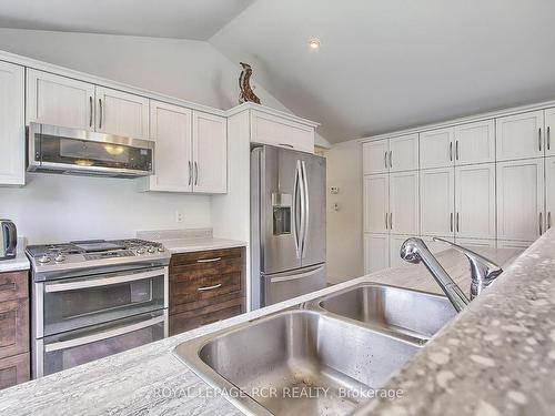 33 Oak Ave, East Gwillimbury, ON - Indoor Photo Showing Kitchen With Double Sink