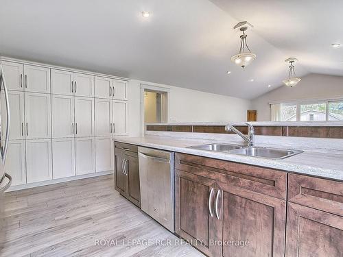 33 Oak Ave, East Gwillimbury, ON - Indoor Photo Showing Kitchen With Double Sink