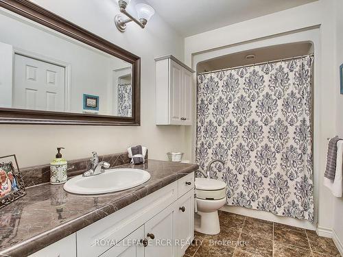 33 Oak Ave, East Gwillimbury, ON - Indoor Photo Showing Bathroom