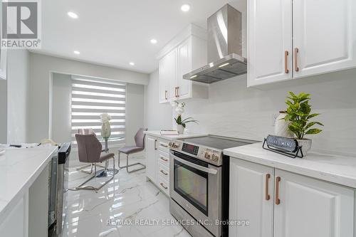 32 Ashurst Crescent, Brampton, ON - Indoor Photo Showing Kitchen With Upgraded Kitchen