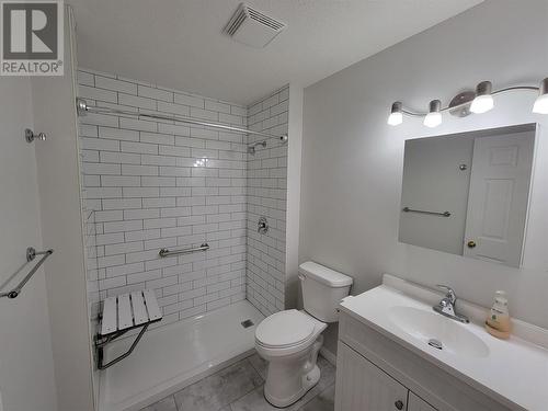 819 10Th Avenue, Keremeos, BC - Indoor Photo Showing Bathroom