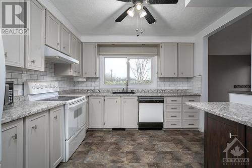 1518 Morisset Avenue, Ottawa, ON - Indoor Photo Showing Kitchen With Upgraded Kitchen