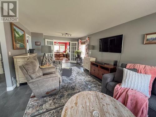 2520 Reid Crt, Merritt, BC - Indoor Photo Showing Living Room
