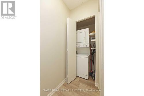 302 - 25 Grenville Street, Toronto, ON - Indoor Photo Showing Laundry Room