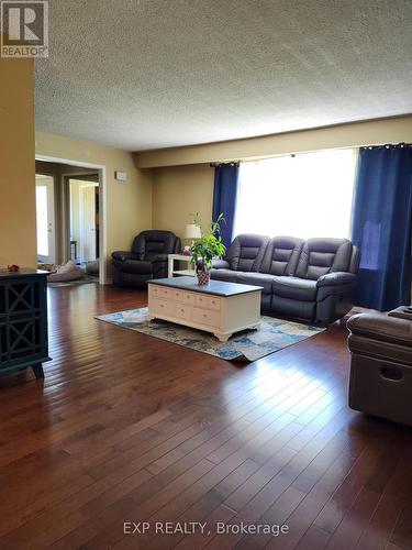 16 Country Club Drive E, Belleville, ON - Indoor Photo Showing Living Room