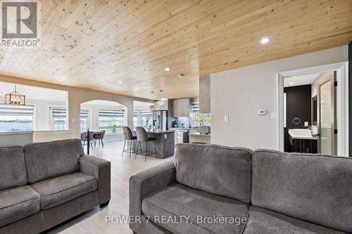 1 Mcgill Drive, Kawartha Lakes, ON - Indoor Photo Showing Living Room
