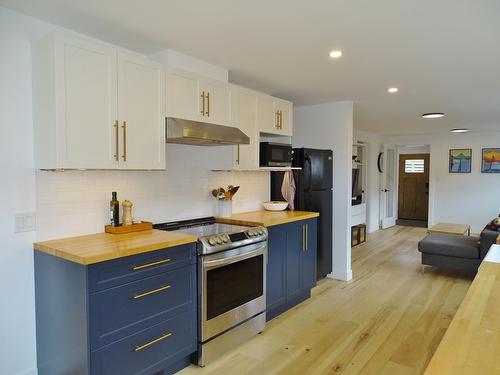 2131 Queen Street, Rossland, BC - Indoor Photo Showing Kitchen