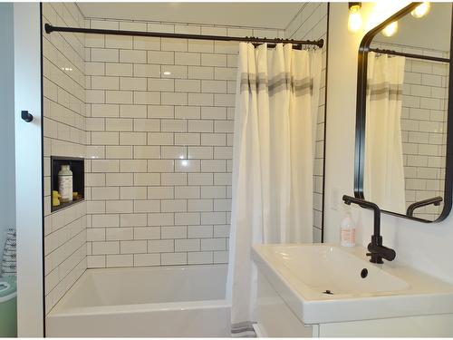2131 Queen Street, Rossland, BC - Indoor Photo Showing Bathroom