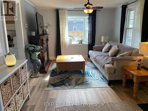 1 Bells Park Road, Wasaga Beach, ON - Indoor Photo Showing Living Room