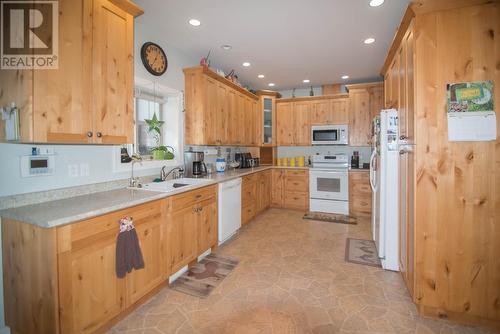 331 Linden Road, Logan Lake, BC - Indoor Photo Showing Kitchen