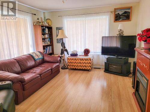 463 Morgan Ave, Merritt, BC - Indoor Photo Showing Living Room