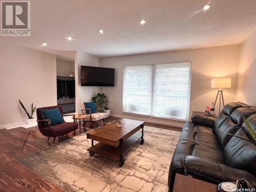 635 8Th Avenue Ne, Swift Current, SK - Indoor Photo Showing Living Room
