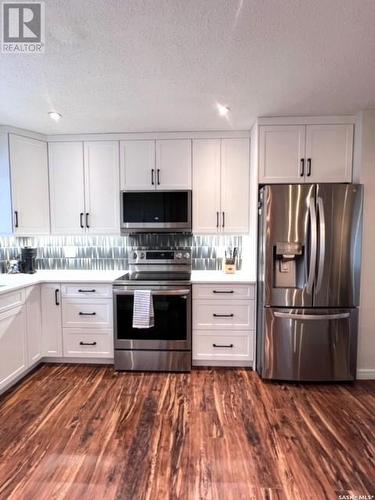 635 8Th Avenue Ne, Swift Current, SK - Indoor Photo Showing Kitchen With Upgraded Kitchen