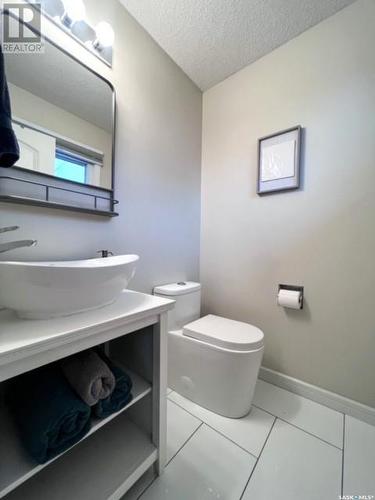 635 8Th Avenue Ne, Swift Current, SK - Indoor Photo Showing Bathroom