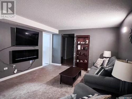635 8Th Avenue Ne, Swift Current, SK - Indoor Photo Showing Living Room