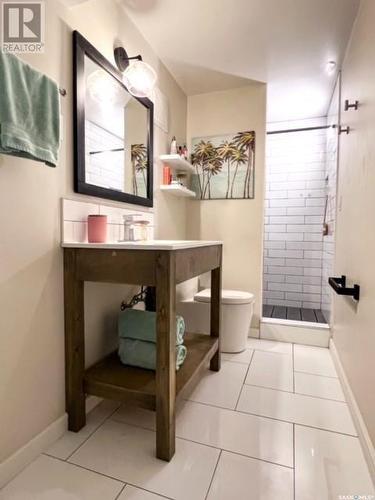 635 8Th Avenue Ne, Swift Current, SK - Indoor Photo Showing Bathroom