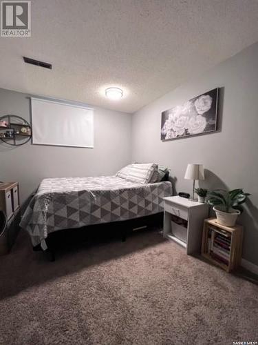 635 8Th Avenue Ne, Swift Current, SK - Indoor Photo Showing Bedroom