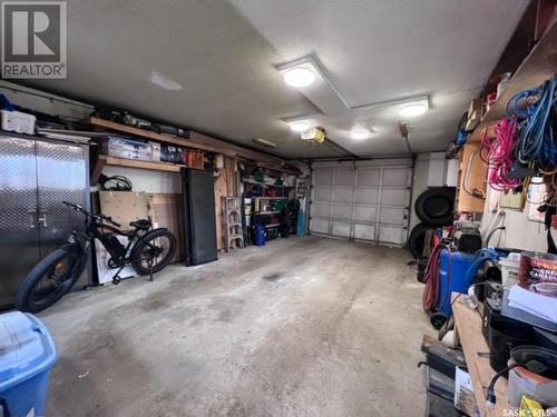 635 8Th Avenue Ne, Swift Current, SK - Indoor Photo Showing Garage
