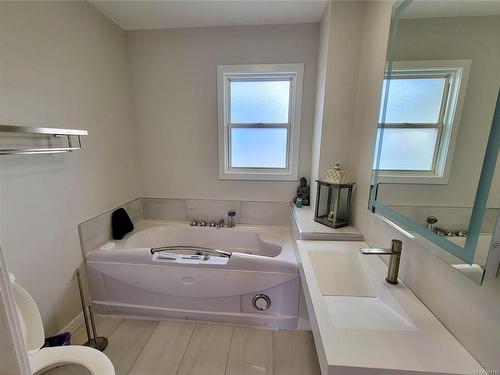 3864 6Th Ave, Port Alberni, BC - Indoor Photo Showing Bathroom