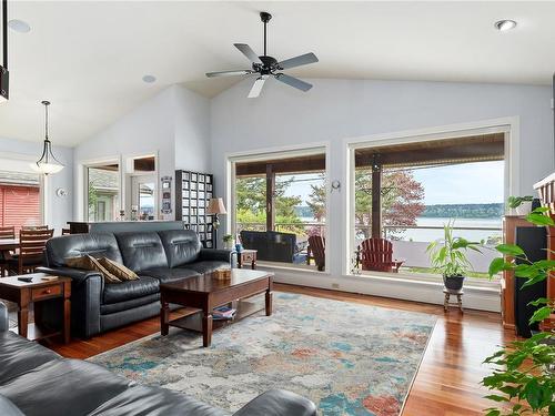 580 Island Hwy, Campbell River, BC - Indoor Photo Showing Living Room