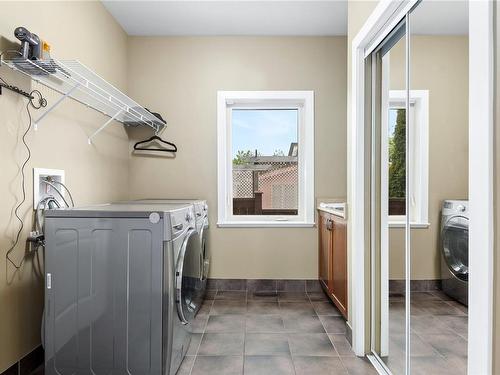 580 Island Hwy, Campbell River, BC - Indoor Photo Showing Laundry Room