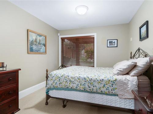 580 Island Hwy, Campbell River, BC - Indoor Photo Showing Bedroom