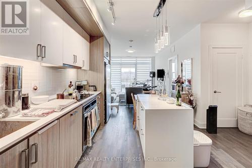 Gr25 - 1575 Lakeshore Road W, Mississauga, ON - Indoor Photo Showing Kitchen With Upgraded Kitchen