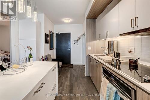 Gr25 - 1575 Lakeshore Road W, Mississauga, ON - Indoor Photo Showing Kitchen With Upgraded Kitchen