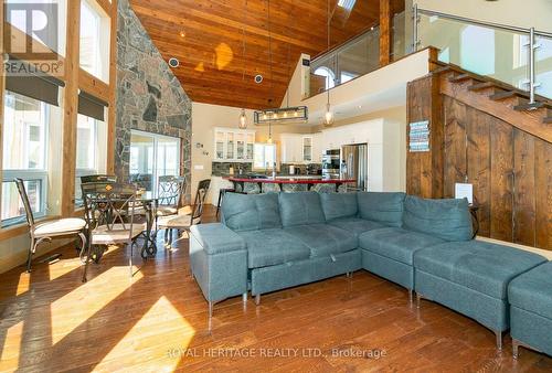 15 Lake Street, Kearney, ON - Indoor Photo Showing Living Room