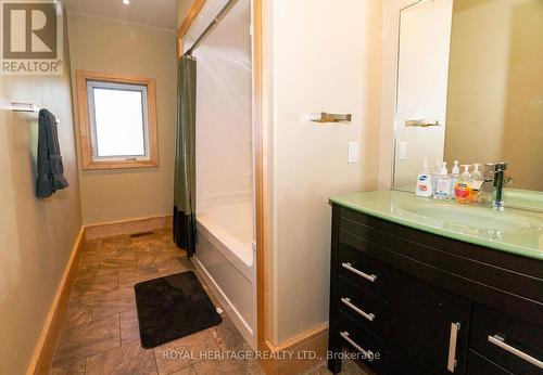 15 Lake Street, Kearney, ON - Indoor Photo Showing Bathroom