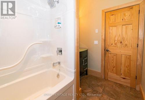 15 Lake Street, Kearney, ON - Indoor Photo Showing Bathroom