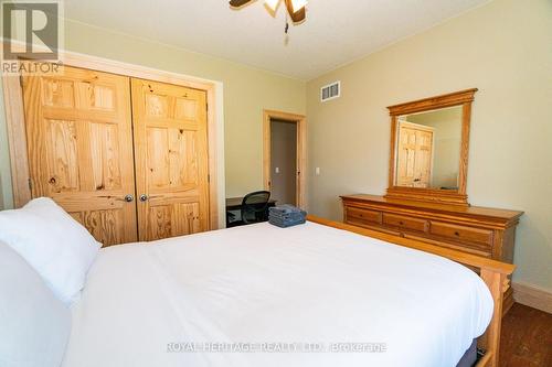 15 Lake Street, Kearney, ON - Indoor Photo Showing Bedroom