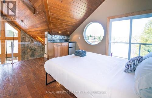 15 Lake Street, Kearney, ON - Indoor Photo Showing Bedroom