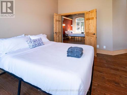 15 Lake Street, Kearney, ON - Indoor Photo Showing Bedroom