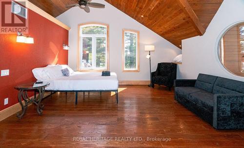 15 Lake Street, Kearney, ON - Indoor Photo Showing Living Room