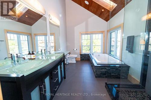 15 Lake Street, Kearney, ON - Indoor Photo Showing Bathroom