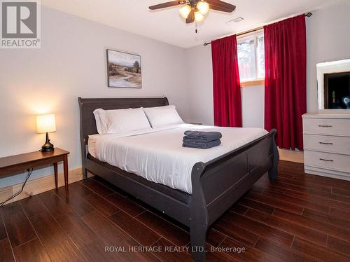 15 Lake Street, Kearney, ON - Indoor Photo Showing Bedroom