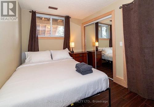 15 Lake Street, Kearney, ON - Indoor Photo Showing Bedroom