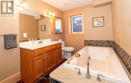 15 Lake Street, Kearney, ON - Indoor Photo Showing Bathroom