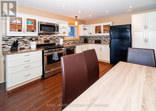 15 Lake Street, Kearney, ON - Indoor Photo Showing Kitchen