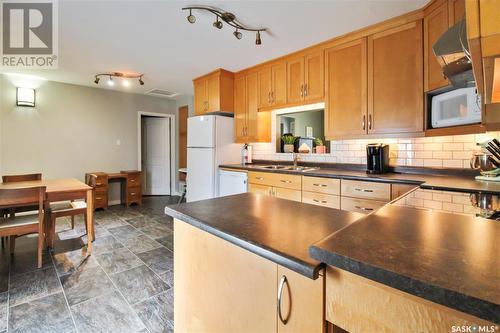 312 3Rd Avenue Se, Swift Current, SK - Indoor Photo Showing Kitchen