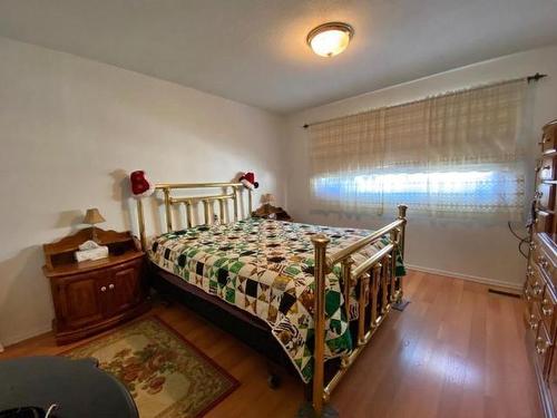 3522 Yellowhead Highway S, Barriere, BC - Indoor Photo Showing Bedroom