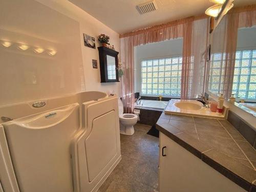 3522 Yellowhead Highway S, Barriere, BC - Indoor Photo Showing Bathroom